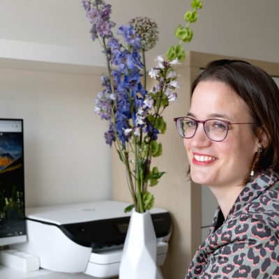 IrisKorver foto achter bureau 2024